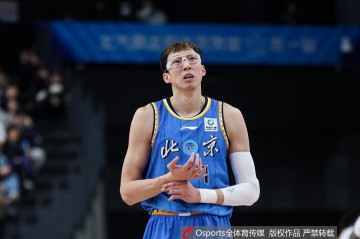 难救主！周琦4中4拿到13分10板 罚球8中5