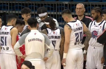 世界杯直播app下载地址-山东男篮不敌广州，克里斯22+16末节自爆，徐昕17+10郭艾伦伤退